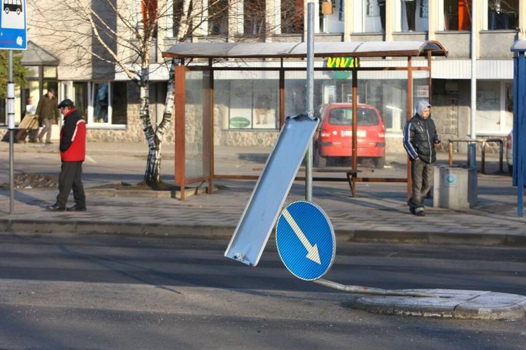 Kaune girtas vairuotojas nulaužė kelio ženklus ir užmigo prie vairo