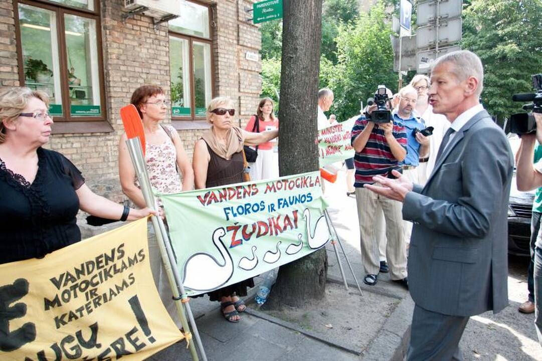 Pikete siekta uždrausti Daugų ežere plaukioti vandens motociklais
