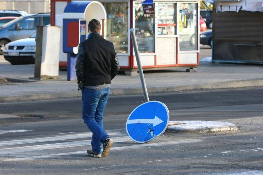 Kaune girtas vairuotojas nulaužė kelio ženklus ir užmigo prie vairo