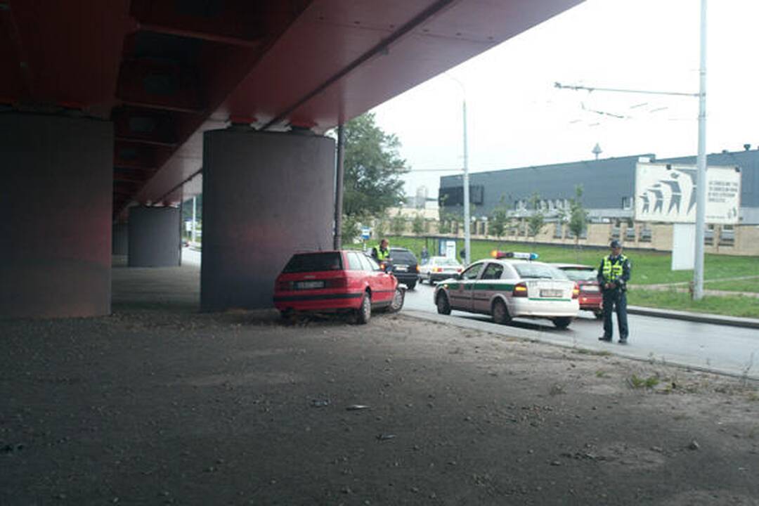Palijus sostinėje nepataisomai sudaužyti du automobiliai „Audi“ 