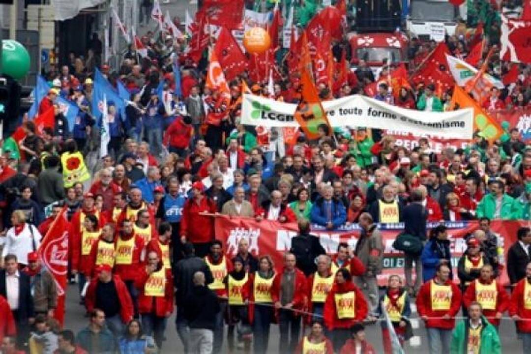 Briuselyje dešimtys tūkstančių žmonių protestuoja prieš griežtą taupymą