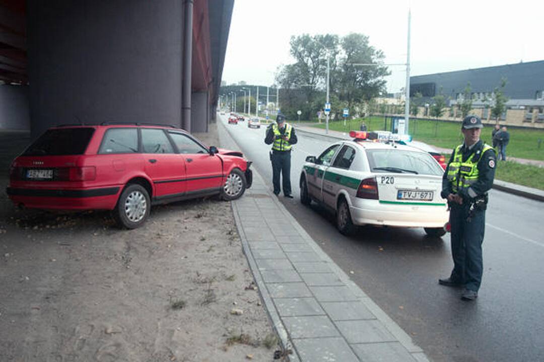 Palijus sostinėje nepataisomai sudaužyti du automobiliai „Audi“ 