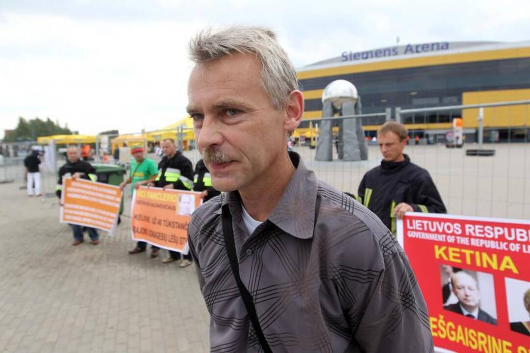 Ugniagesių proteste - fotosesija su J.Valančiūnu