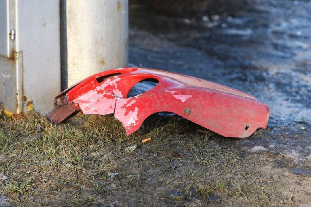 Kaune girtas vairuotojas nulaužė kelio ženklus ir užmigo prie vairo