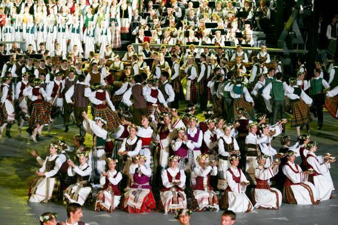 Dainų šventė: Kalnų parke per Ansamblių vakarą prabėgo „Metai“