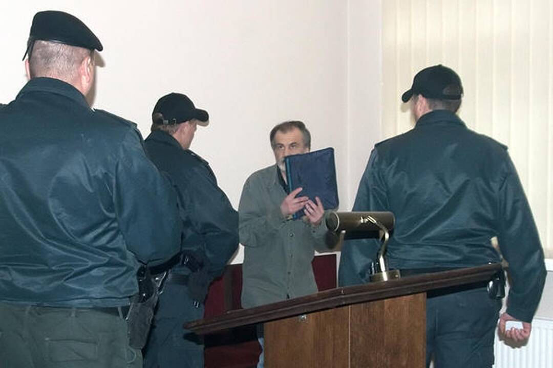 Pedofilas veteranas iš žurnalistų siekia prisiteisti 1,5 mln. litų 