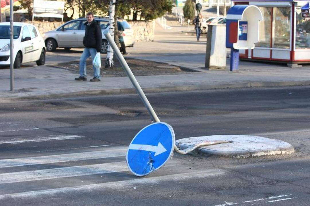 Kaune girtas vairuotojas nulaužė kelio ženklus ir užmigo prie vairo