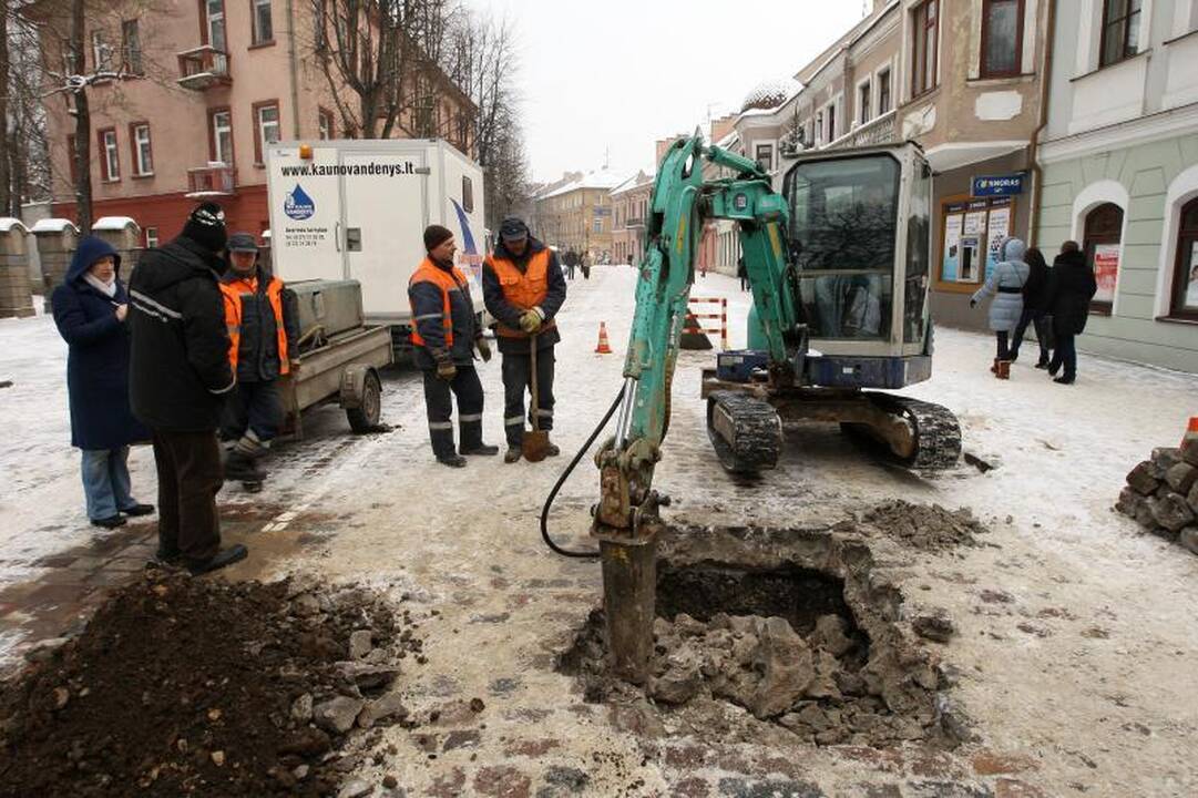 Šaltis vėl laužo vamzdžius: be vandens buvo likusi Vilniaus gatvė 