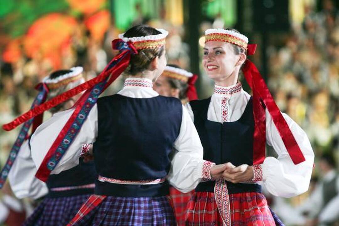 Dainų šventė: Kalnų parke per Ansamblių vakarą prabėgo „Metai“