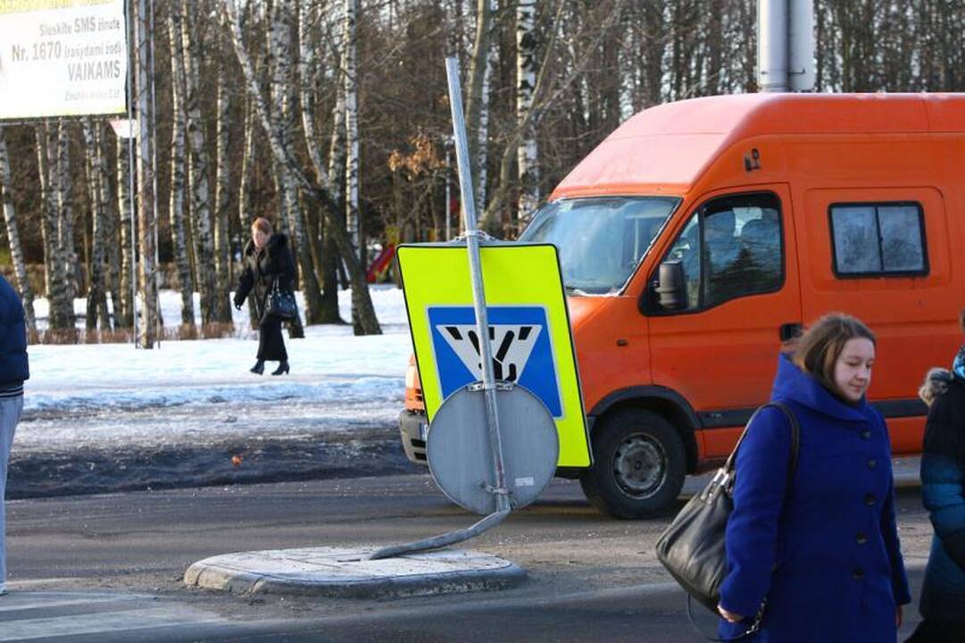 Kaune girtas vairuotojas nulaužė kelio ženklus ir užmigo prie vairo