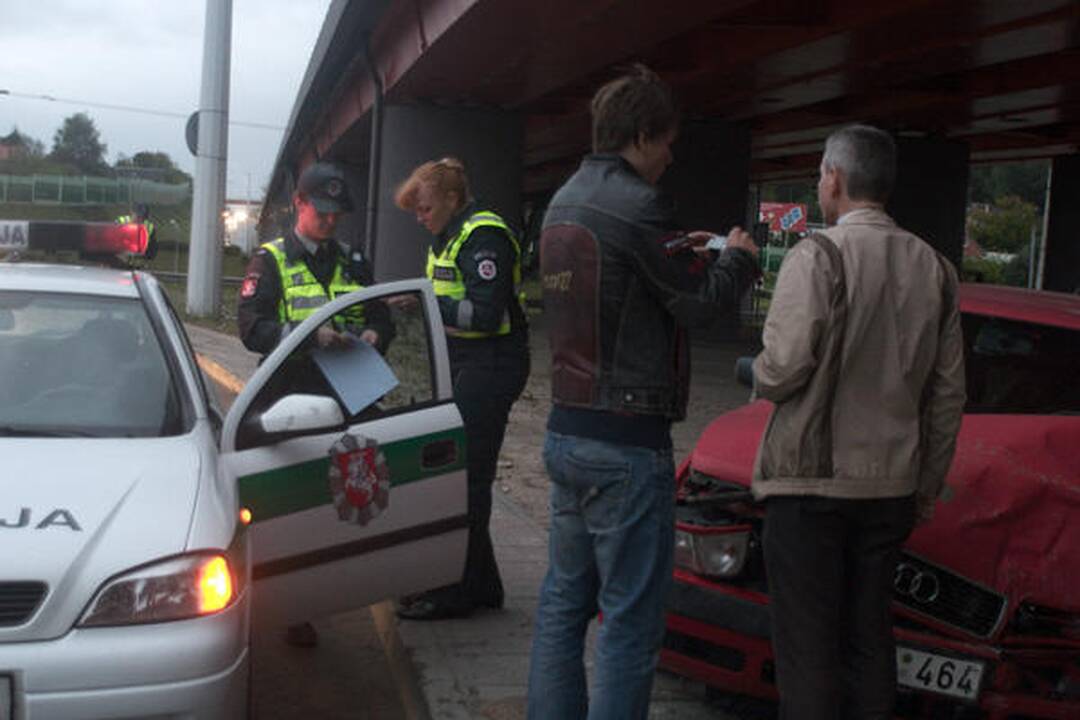 Palijus sostinėje nepataisomai sudaužyti du automobiliai „Audi“ 
