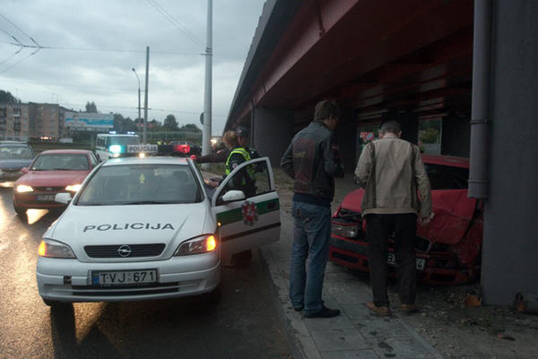 Palijus sostinėje nepataisomai sudaužyti du automobiliai „Audi“ 