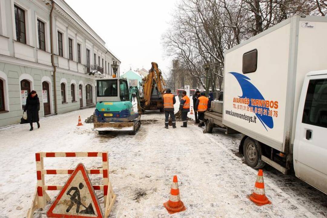 Šaltis vėl laužo vamzdžius: be vandens buvo likusi Vilniaus gatvė 