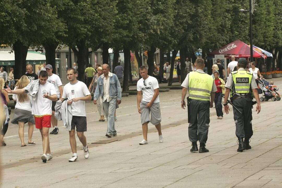 Laisvės alėjoje - daug policijos, futbolo sirgaliai skanauja lietuvišką alų