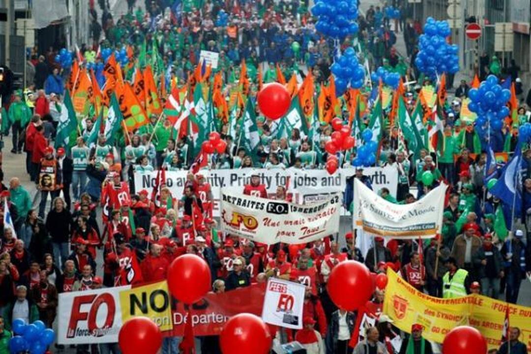 Briuselyje dešimtys tūkstančių žmonių protestuoja prieš griežtą taupymą