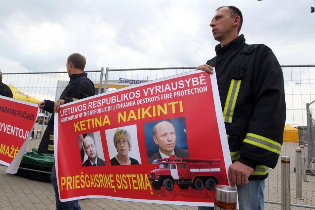 Ugniagesių proteste - fotosesija su J.Valančiūnu