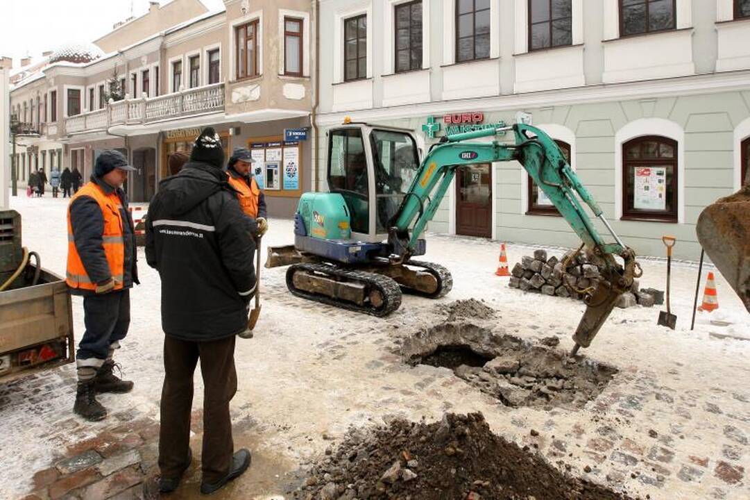 Šaltis vėl laužo vamzdžius: be vandens buvo likusi Vilniaus gatvė 