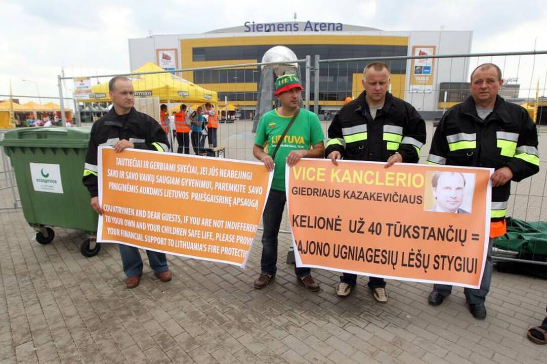 Ugniagesių proteste - fotosesija su J.Valančiūnu