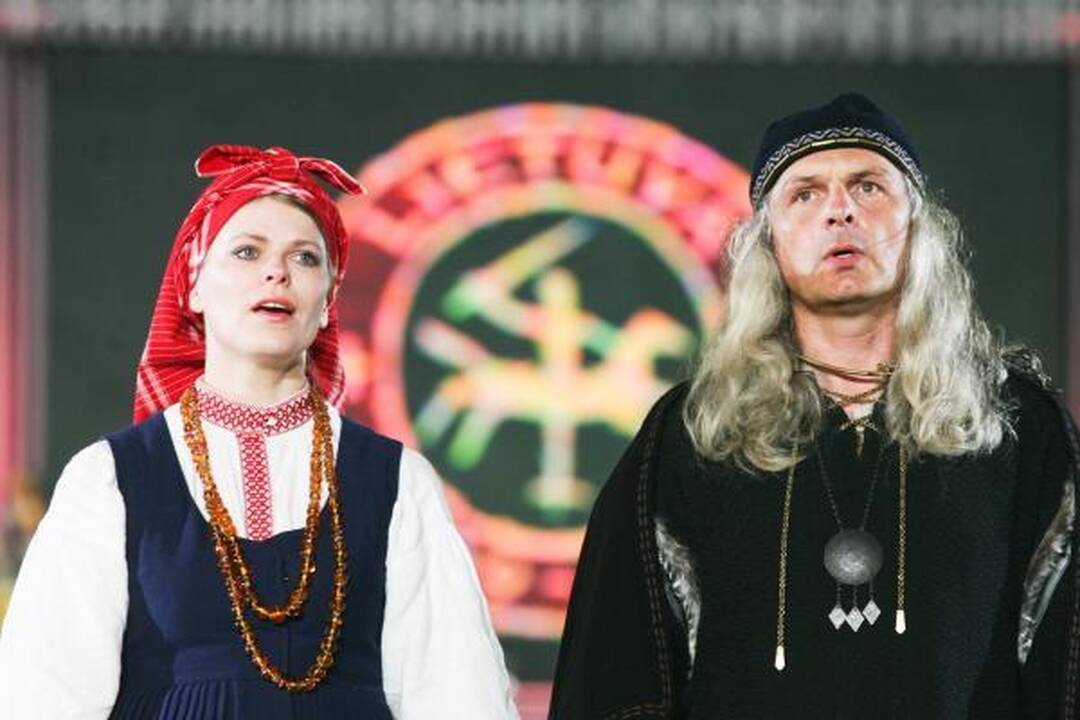 Dainų šventė: Kalnų parke per Ansamblių vakarą prabėgo „Metai“