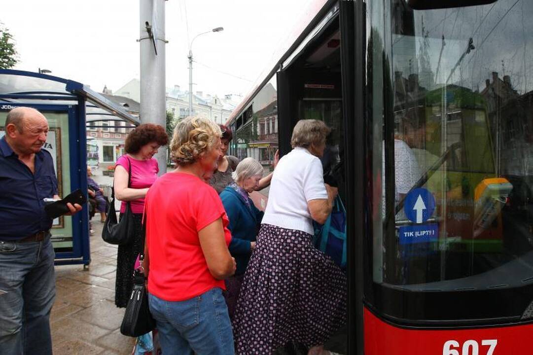 Savaitgalį autobusų maršrutai drieksis iki Karmėlavos ir Ledos kapinių