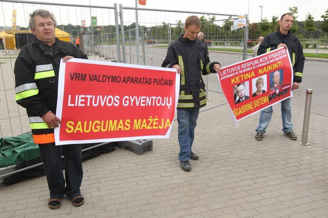 Ugniagesių proteste - fotosesija su J.Valančiūnu
