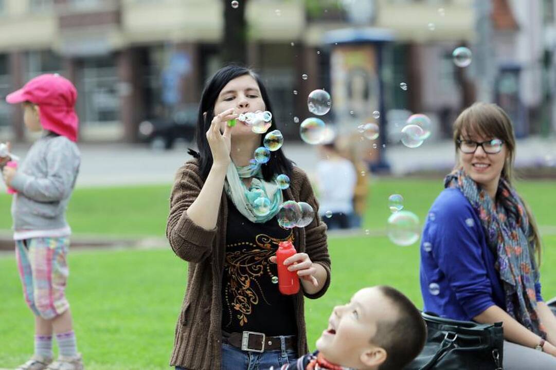 Klaipėdos Atgimimo aikštėje skriejo burbulai