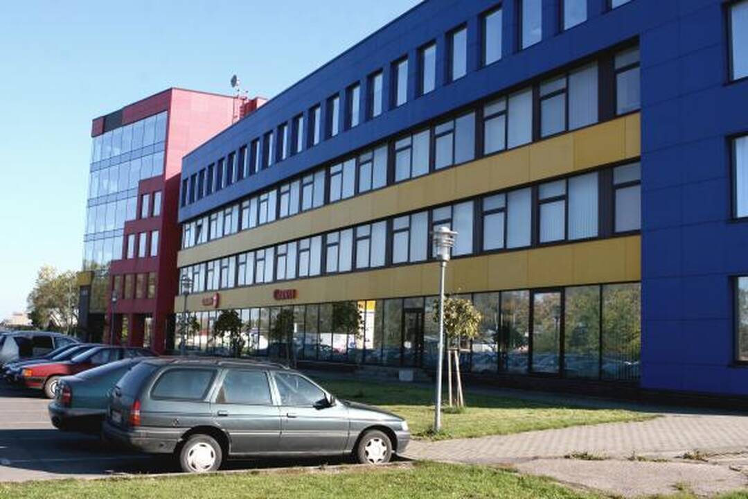 Į pastatus atsitrenkiančius paukščius išgelbėtų lipdukai?