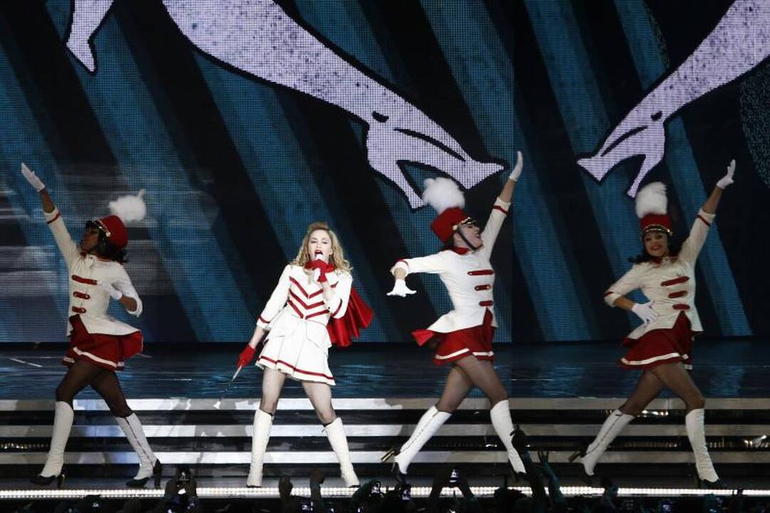 Madonna pasaulines gastroles pradėjo su krauju ir šautuvais