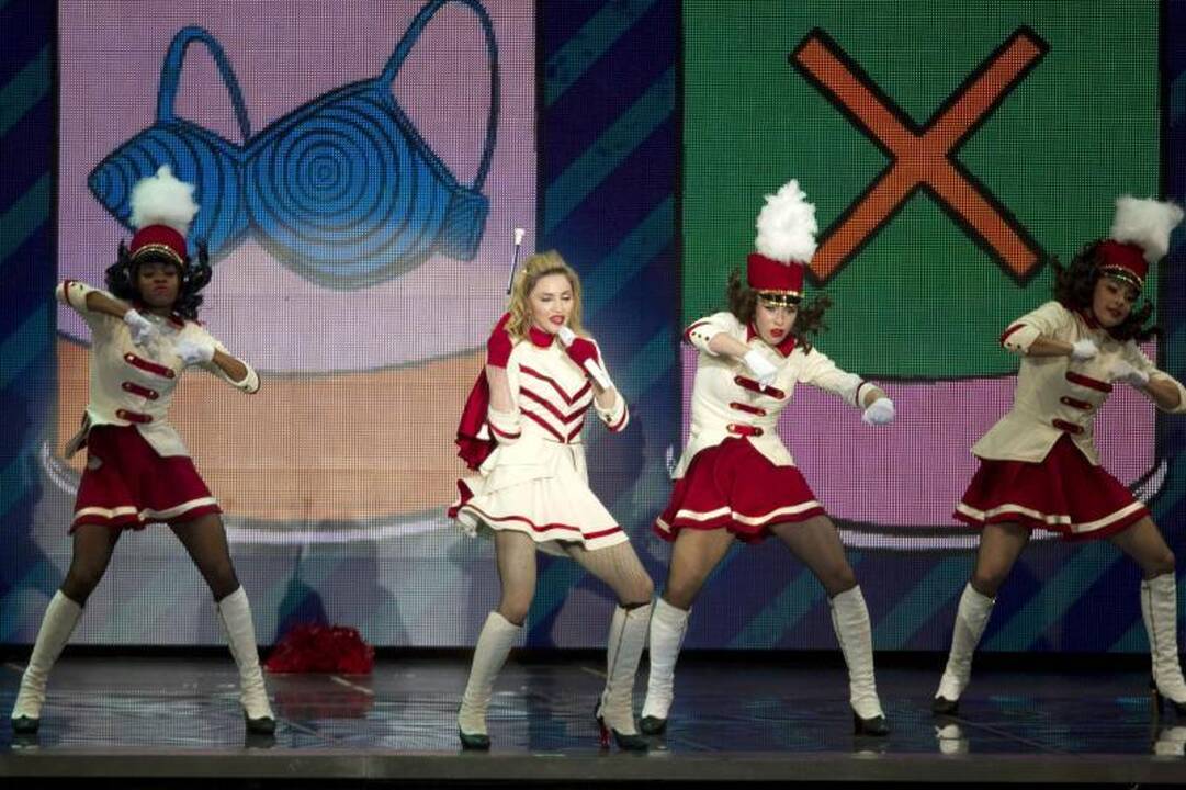 Madonna pasaulines gastroles pradėjo su krauju ir šautuvais