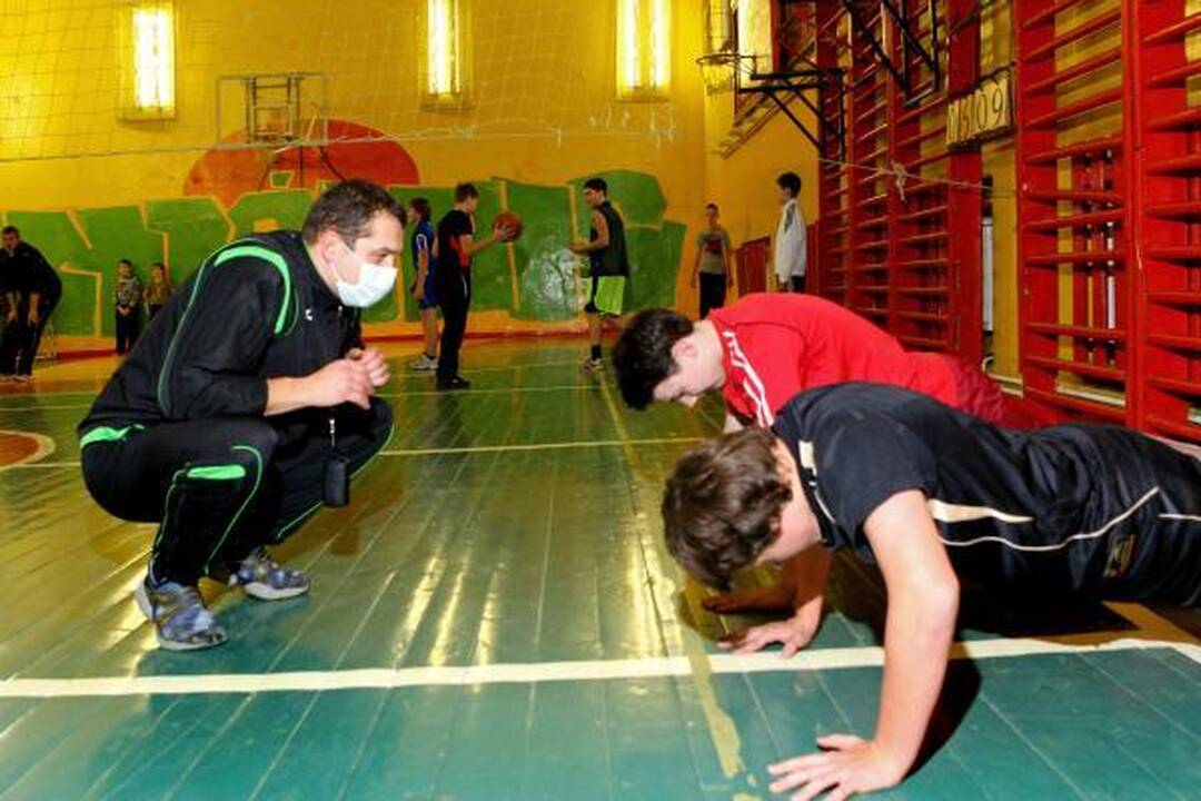 Bijodami gripo moksleiviai griebėsi kaukių