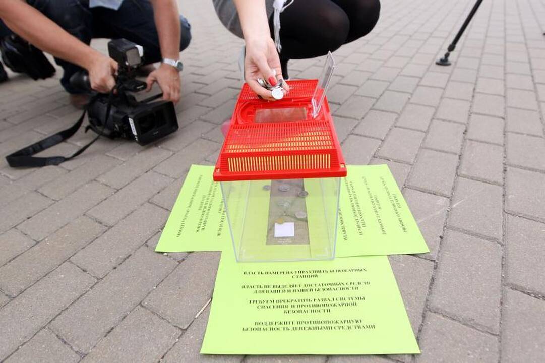 Ugniagesių proteste - fotosesija su J.Valančiūnu