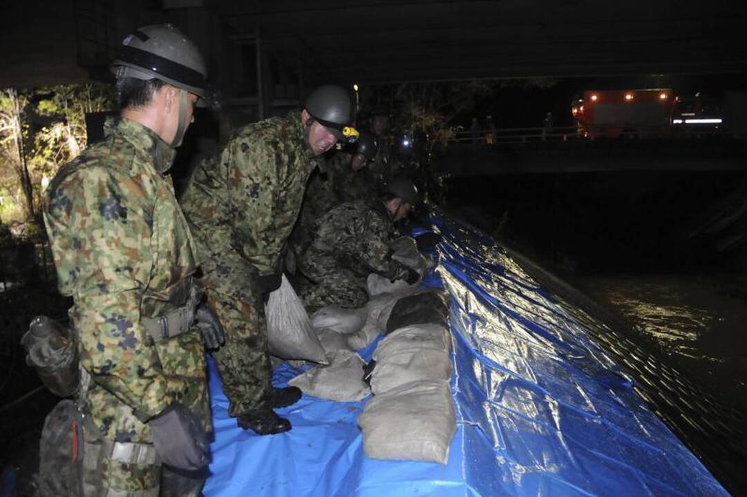 Japoniją užgriuvo taifūnas „Roke“, žuvo mažiausiai 4 žmonės