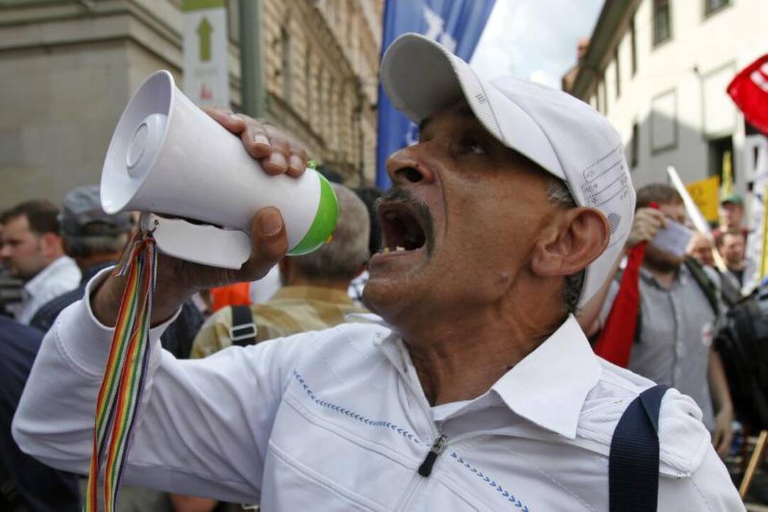 Čekai streikuoja dėl vyriausybės taupymo priemonių