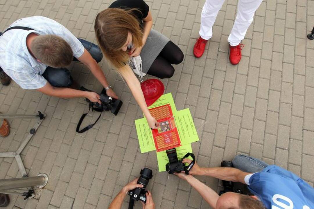 Ugniagesių proteste - fotosesija su J.Valančiūnu