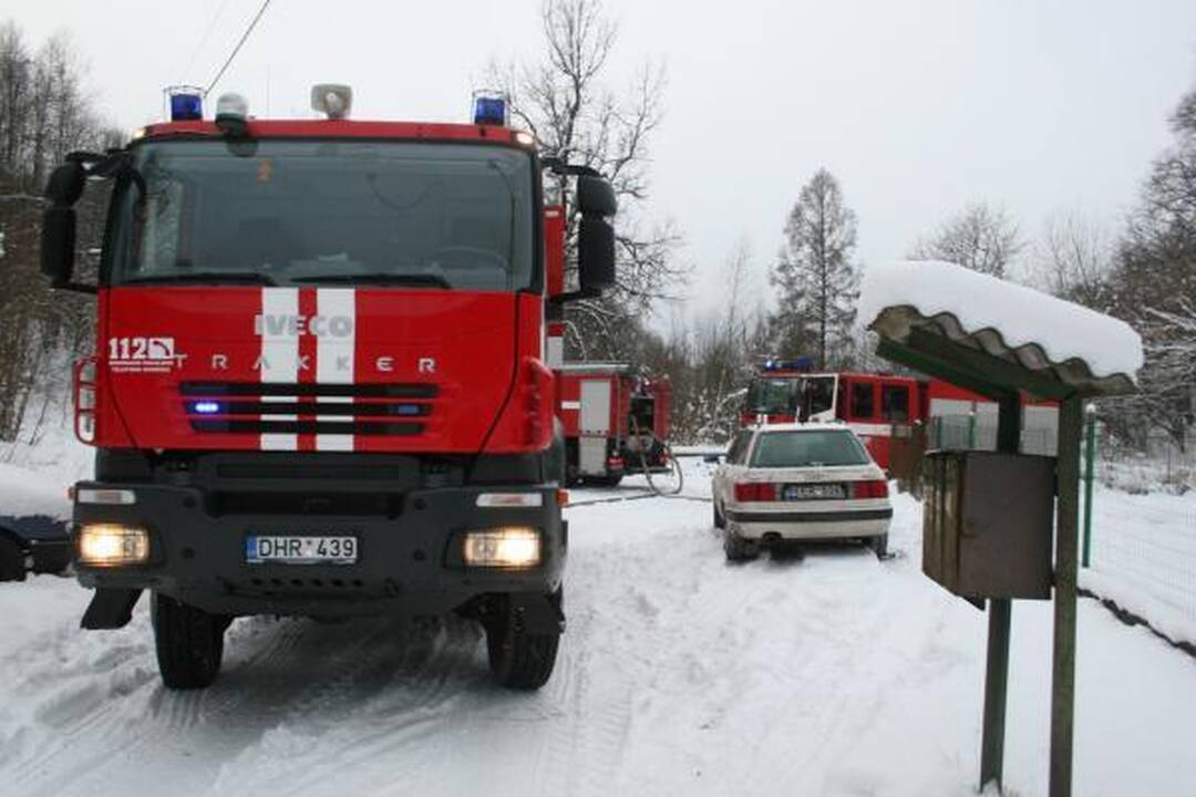 Dėl gaisro Žemuosiuose Paneriuose sustabdytas traukinių eismas