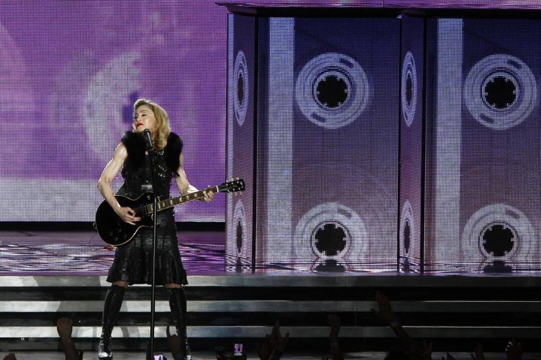 Madonna pasaulines gastroles pradėjo su krauju ir šautuvais