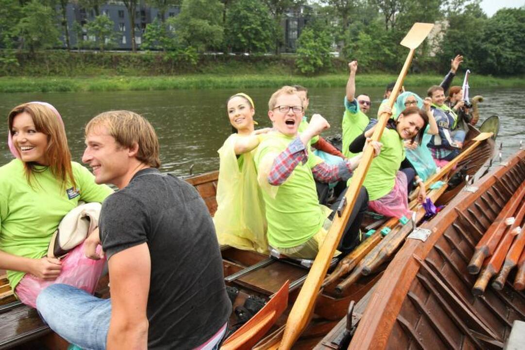 „Kviečiu šokti“ dalyvių krikštynos vyko pliaupiant lietui
