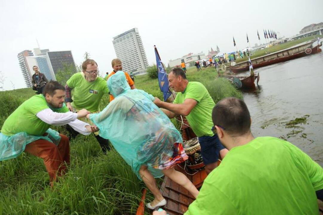 „Kviečiu šokti“ dalyvių krikštynos vyko pliaupiant lietui
