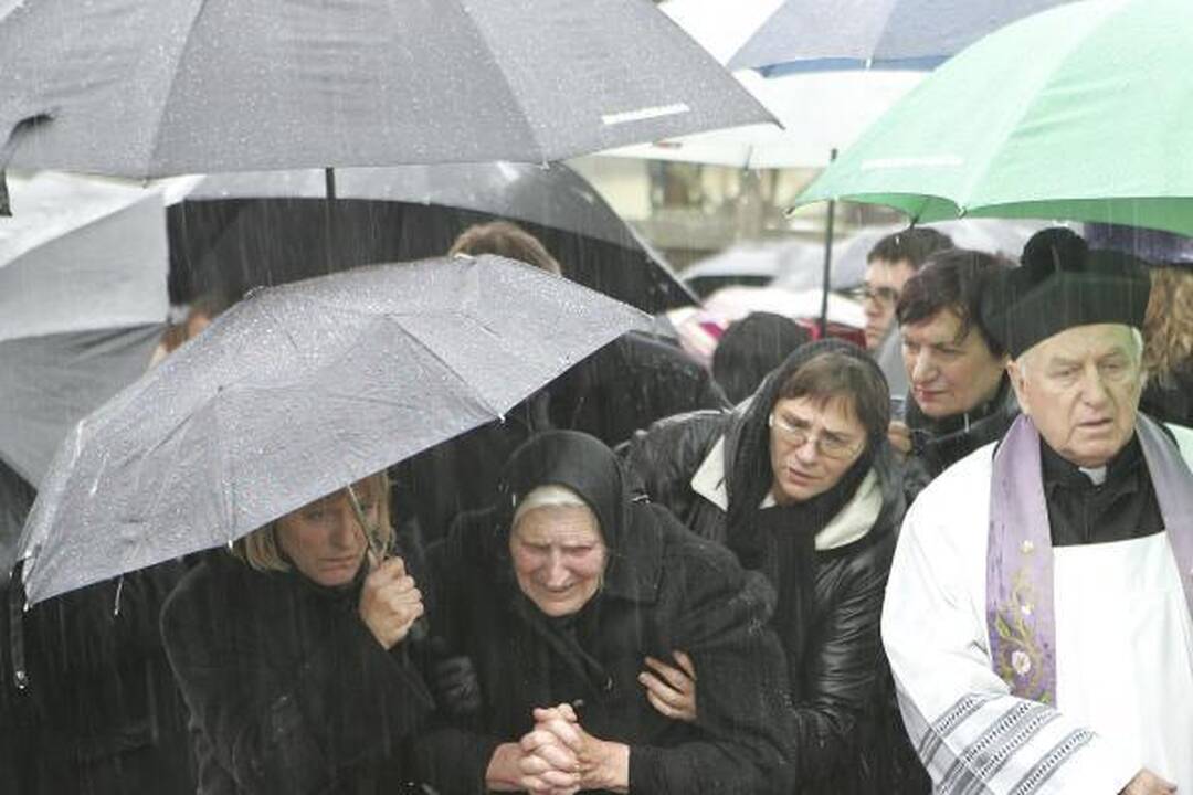 Aukos laidojamos, jų budelio vis dar ieškoma 