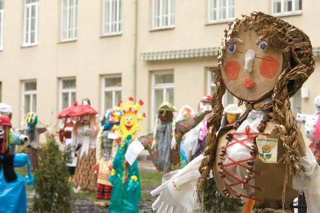 Mokytojų namų kiemelyje - Morių paradas 