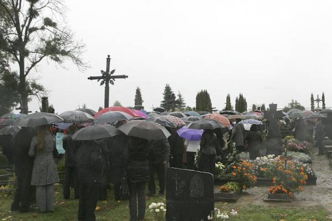 Aukos laidojamos, jų budelio vis dar ieškoma 