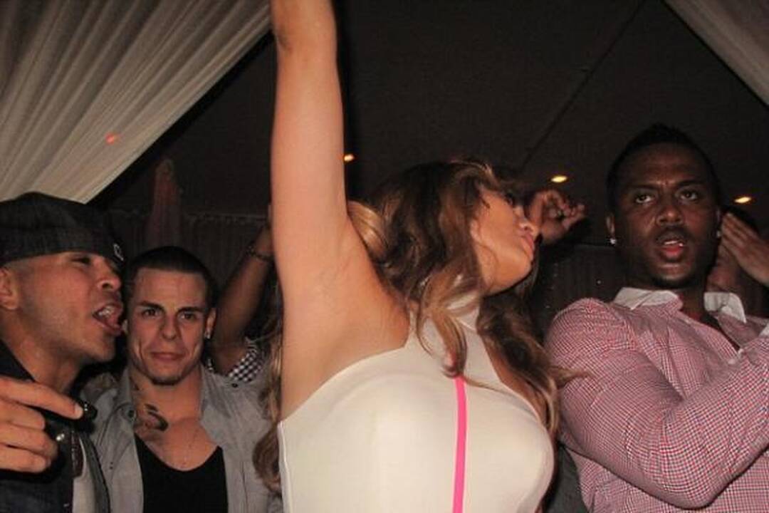 Jennifer Lopez klube linksminosi kaip šešiolikmetė