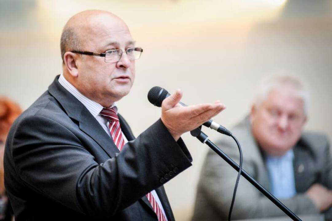 Politinė rokiruotė: D.Ratkelis ir A.Nesteckis apsimainė postais
