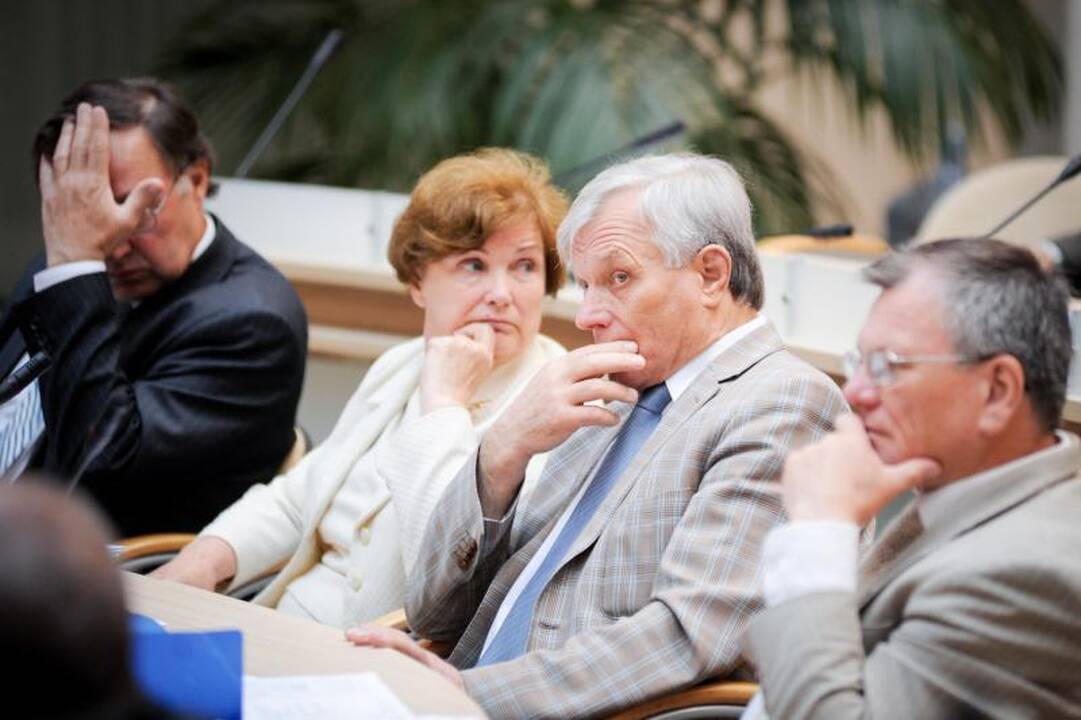 Politinė rokiruotė: D.Ratkelis ir A.Nesteckis apsimainė postais