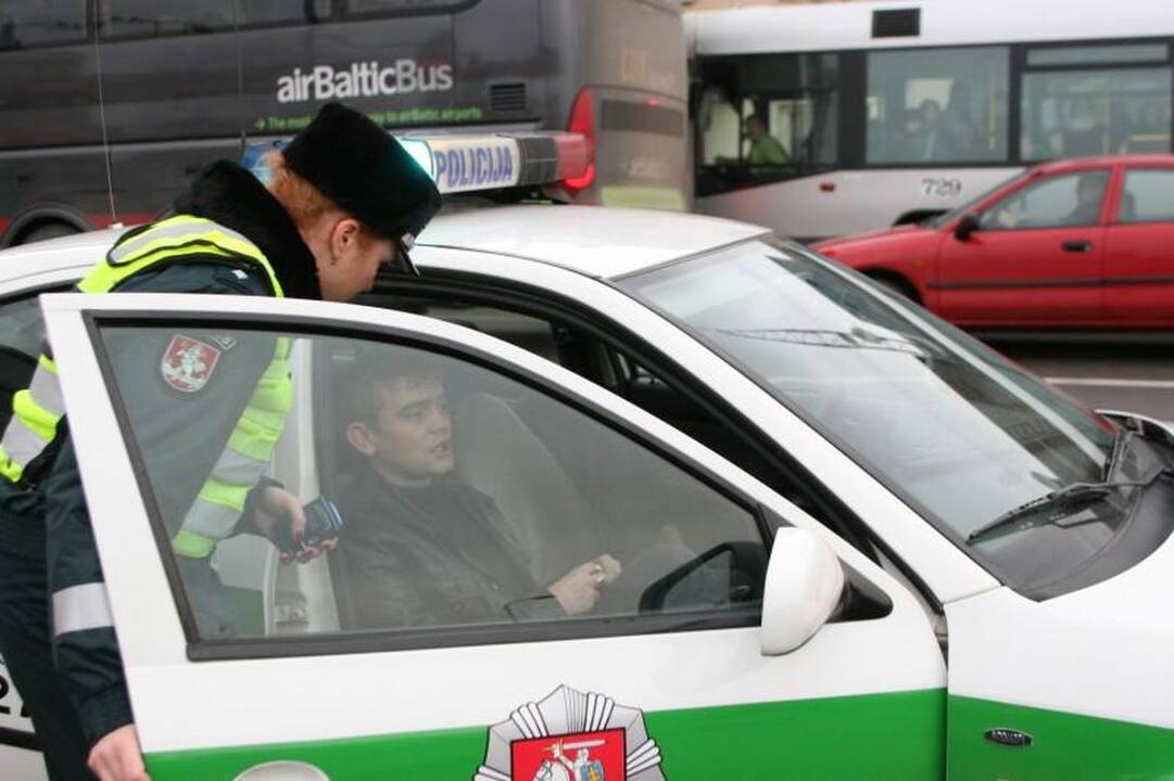 Lėkdamas maždaug 120 km/val. greičiu BMW įlėkė į stotelę