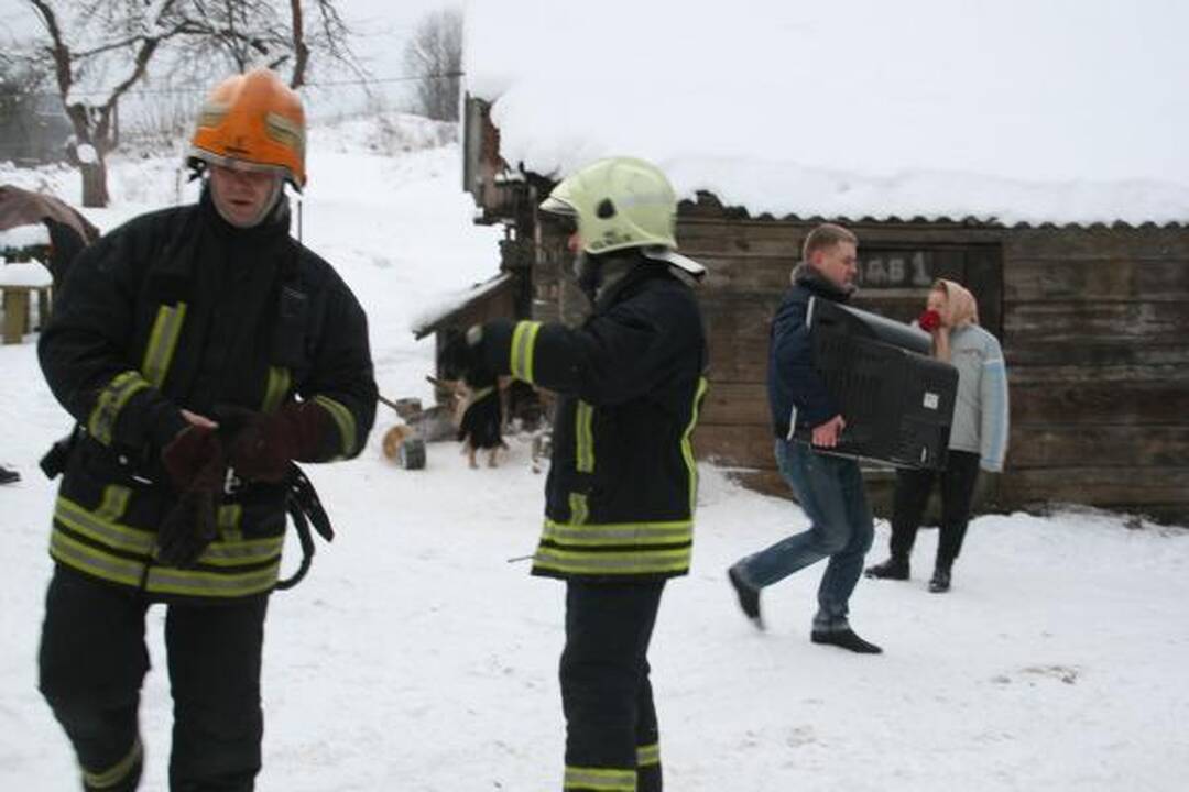 Dėl gaisro Žemuosiuose Paneriuose sustabdytas traukinių eismas