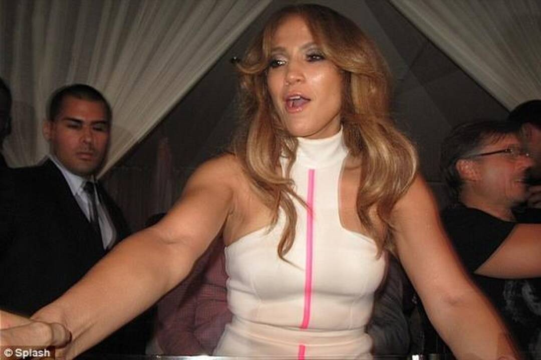 Jennifer Lopez klube linksminosi kaip šešiolikmetė