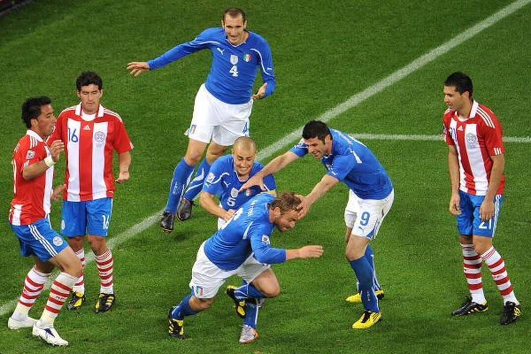 F grupė: pasaulio čempionų italų lygiosios su Paragvajumi