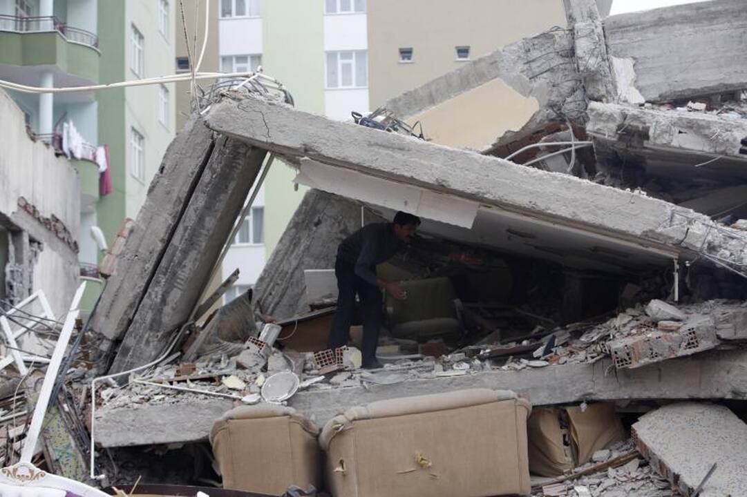 Turkijoje žemės drebėjimo aukų skaičius išaugo iki 432
