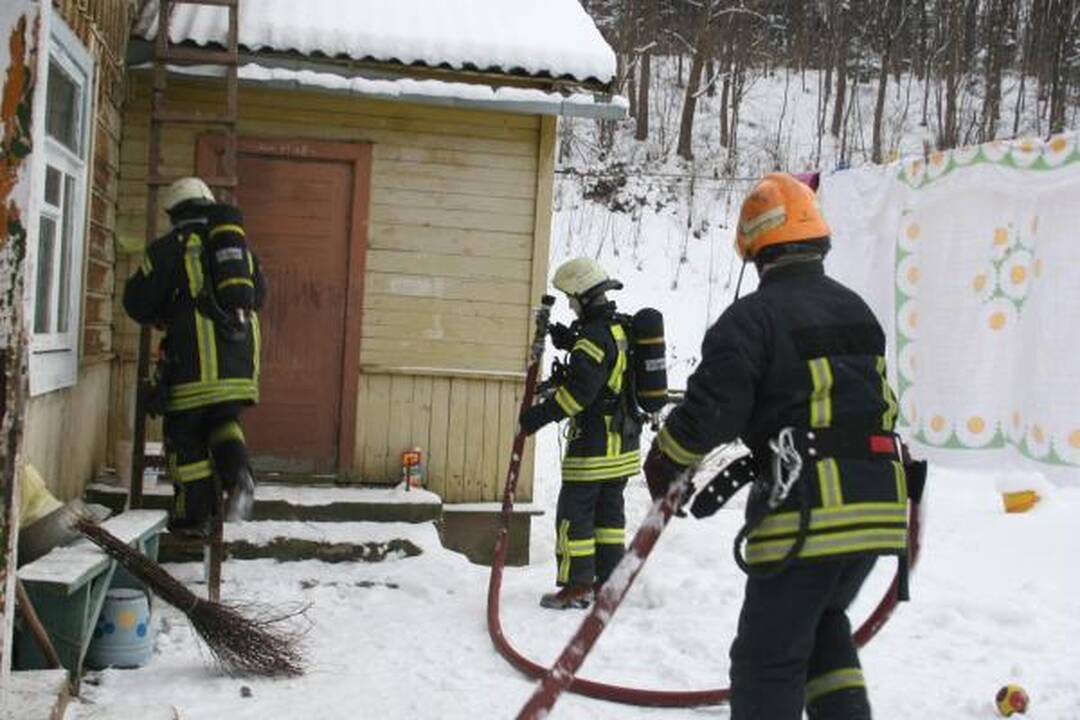 Dėl gaisro Žemuosiuose Paneriuose sustabdytas traukinių eismas